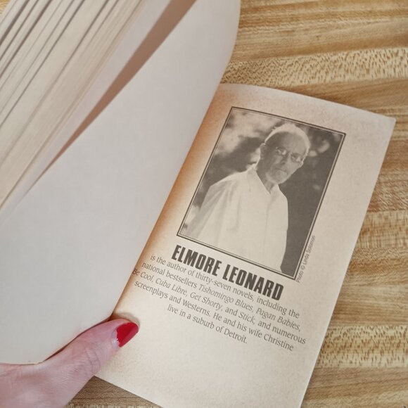 The Bounty Hunters A Classic Tale of Frontier Law Elmore Leonard  Paperback Book - Picture 8 of 8